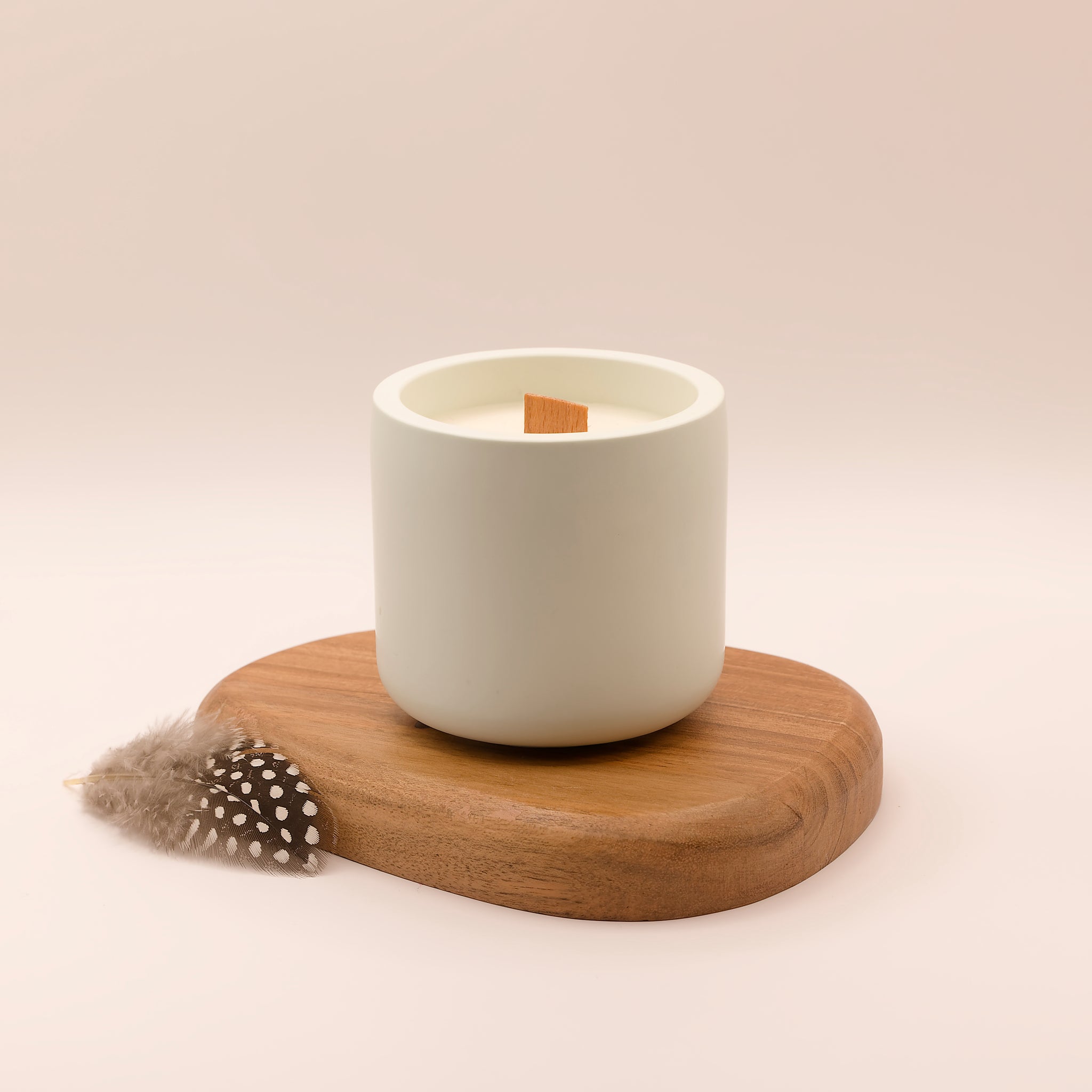 Bougie parfumée dans un pot en jesmonite vert menthe