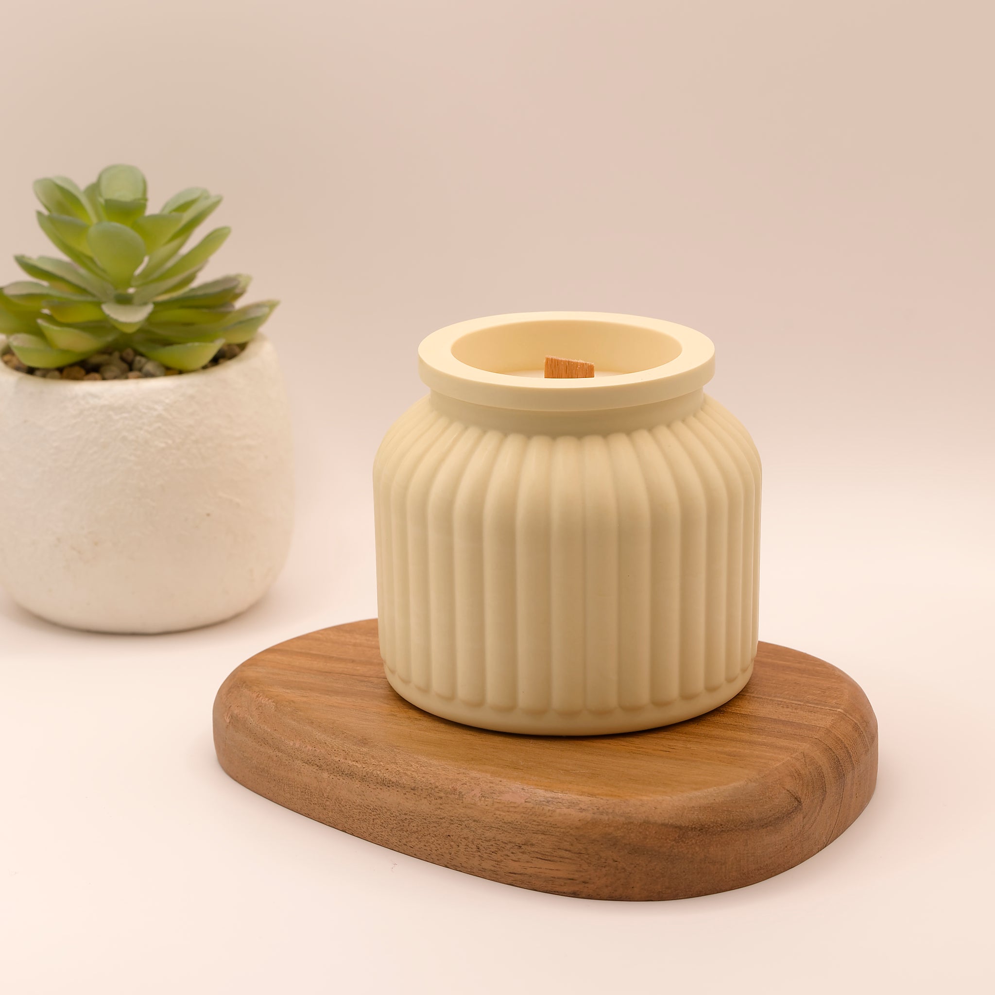 Bougie parfumée dans un pot en jesmonite jaune