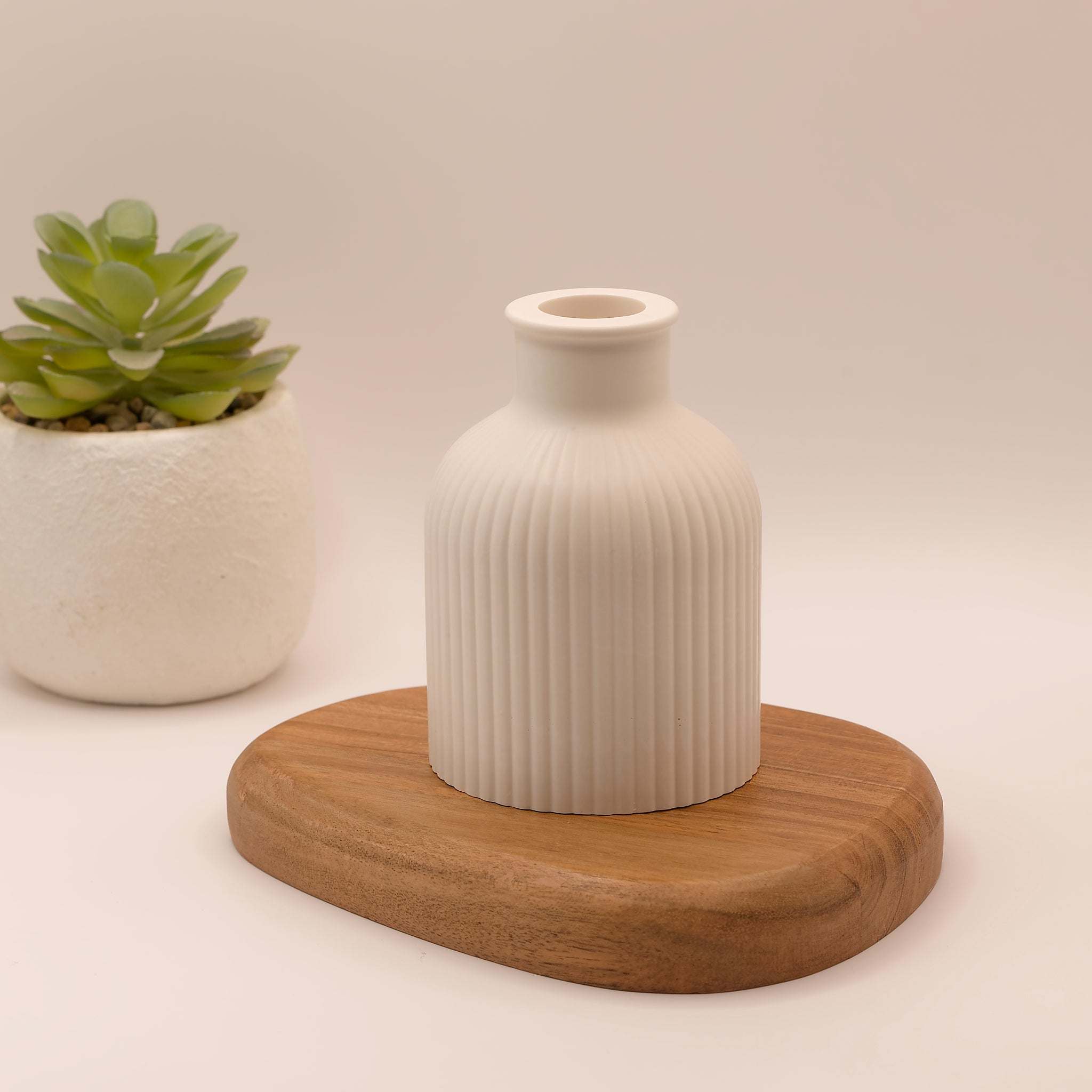 Vase en jesmonite écru