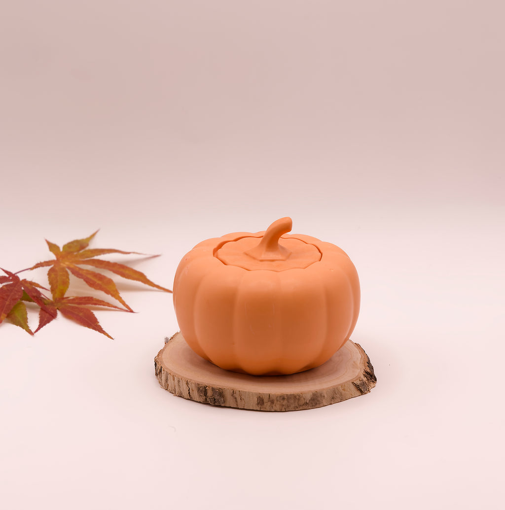 Bougie parfumée dans un pot en jesmonite orange