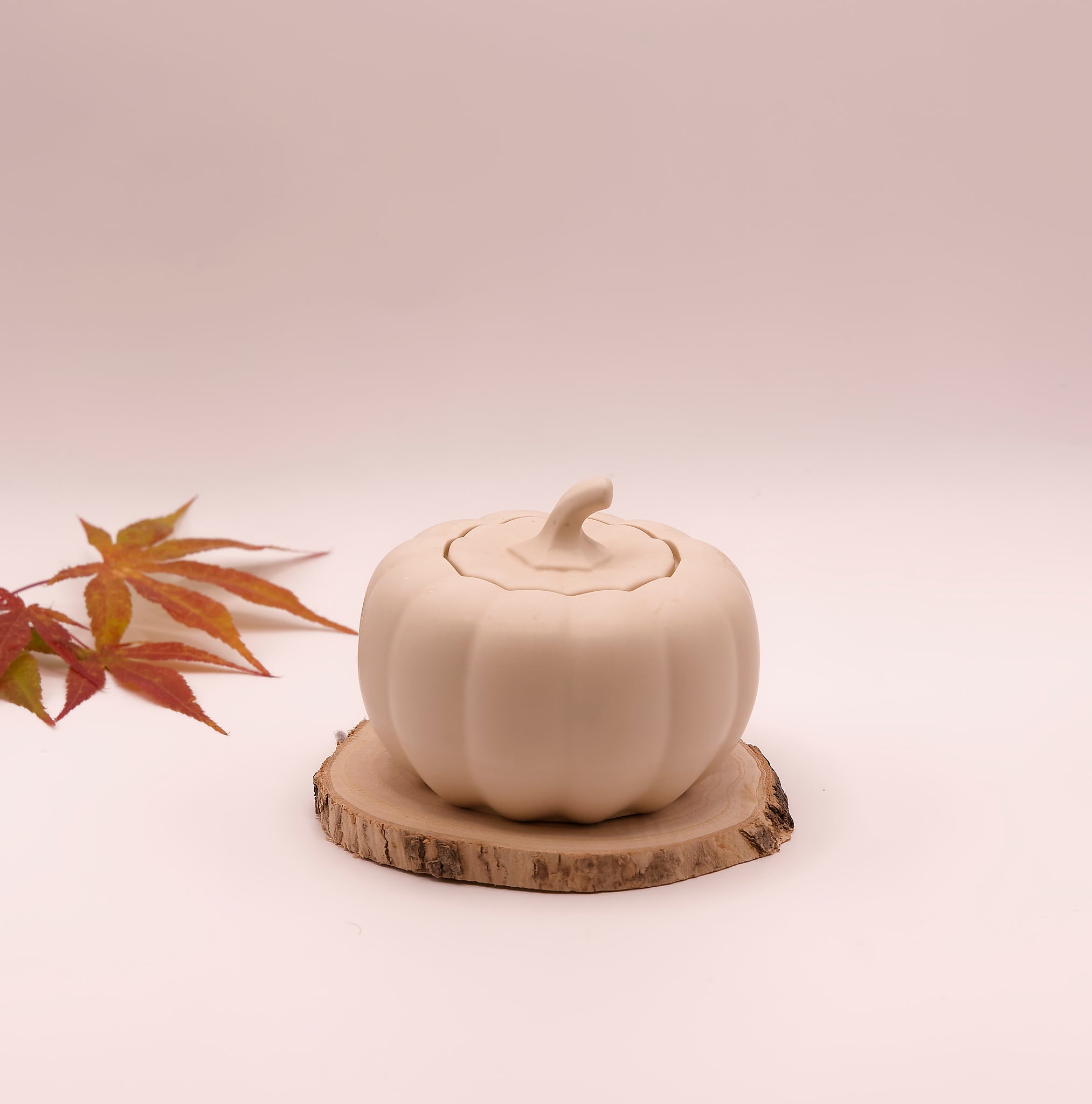 Bougie parfumée dans un pot en jesmonite beige