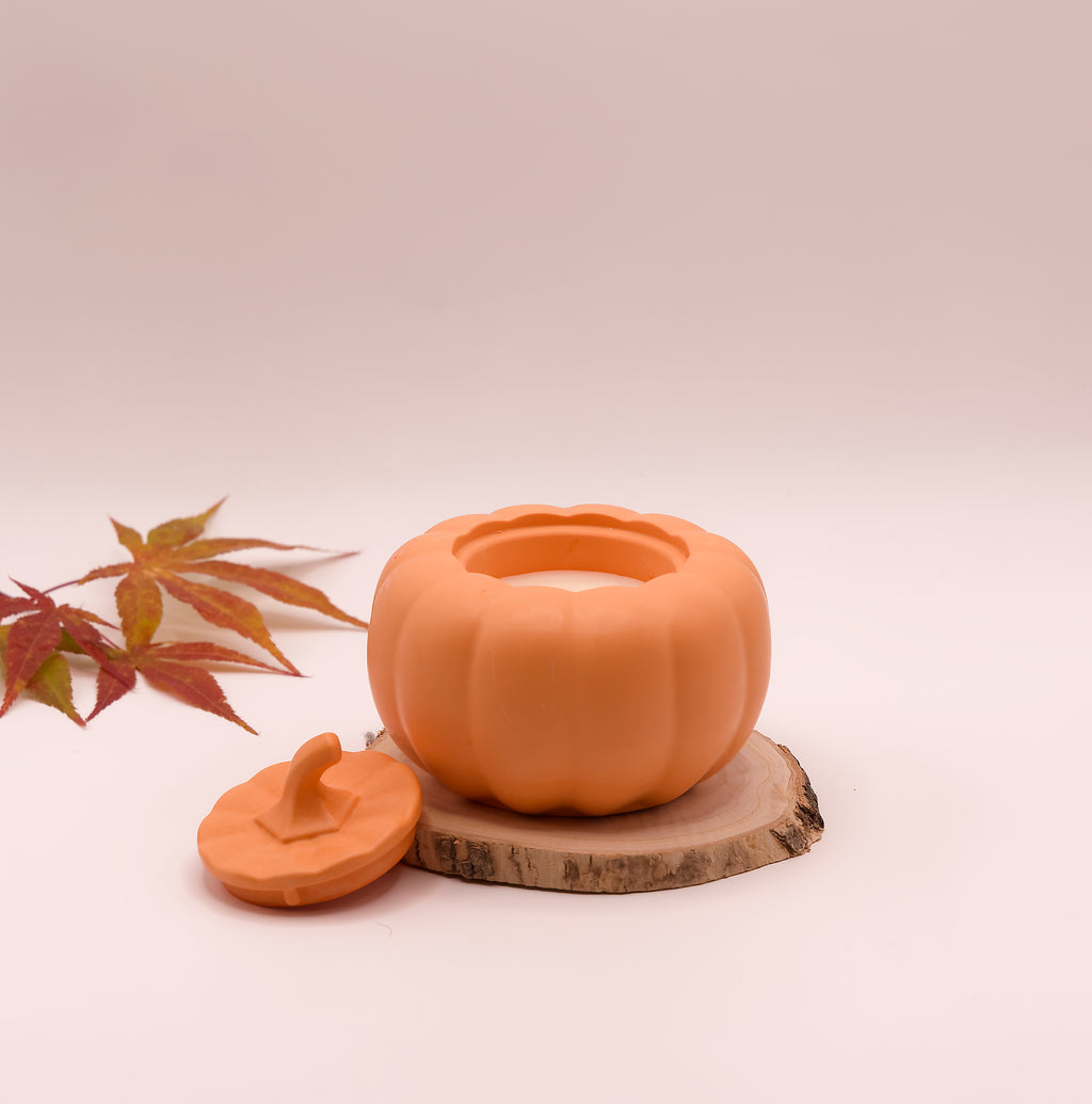 Bougie parfumée dans un pot en jesmonite orange