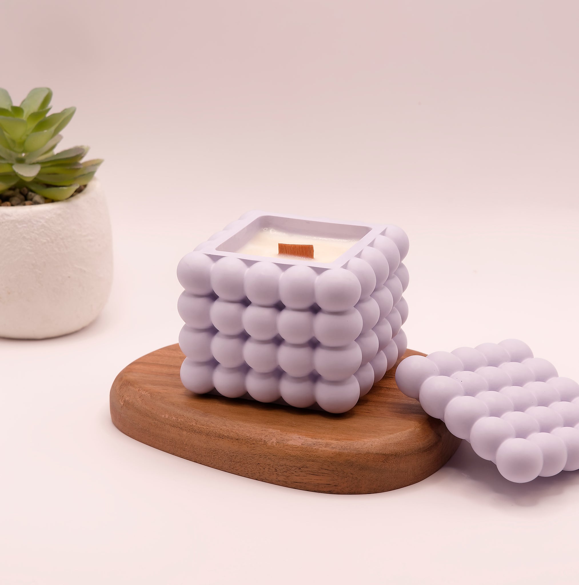 Bougie parfumée dans un pot en jesmonite mauve