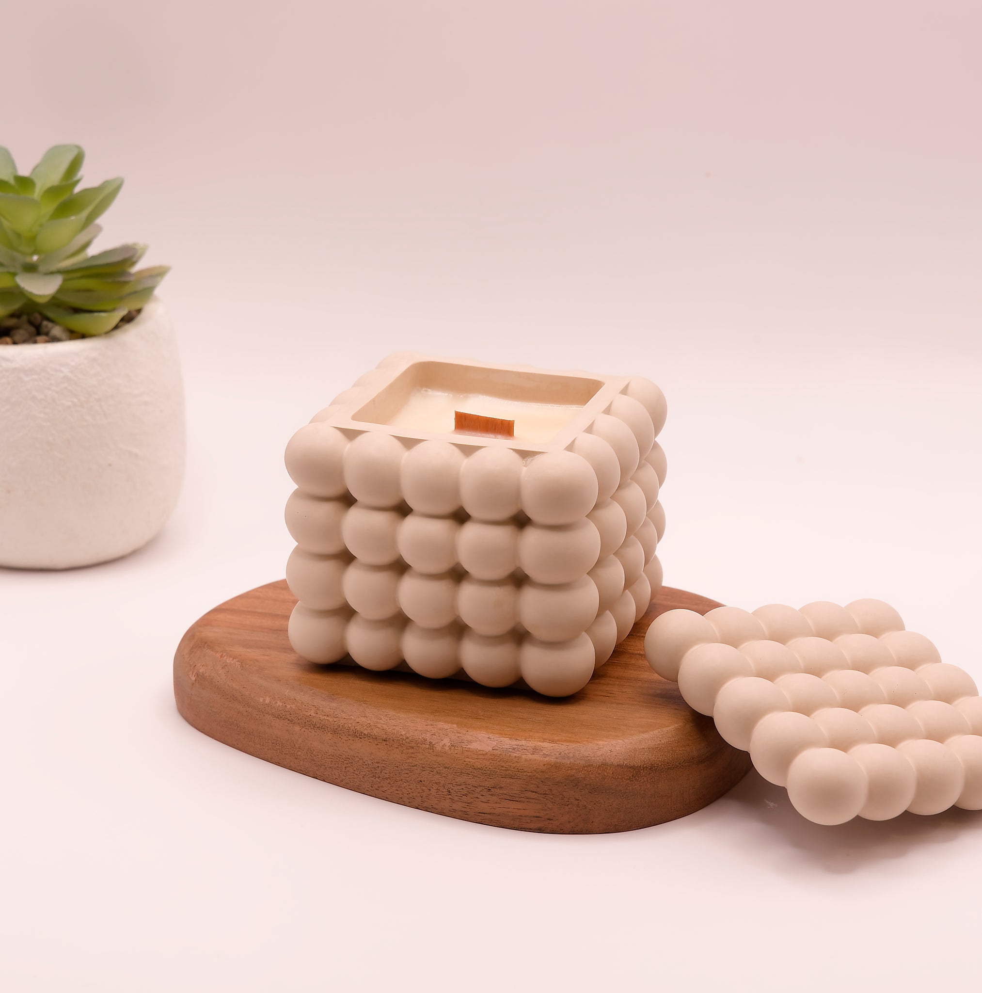 Bougie parfumée dans un pot en jesmonite beige