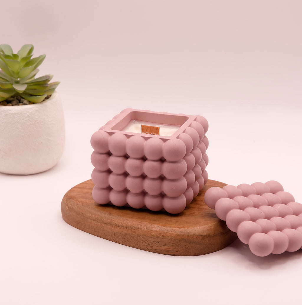 Bougie parfumée dans un pot en jesmonite parme