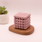 Bougie parfumée dans un pot en jesmonite parme