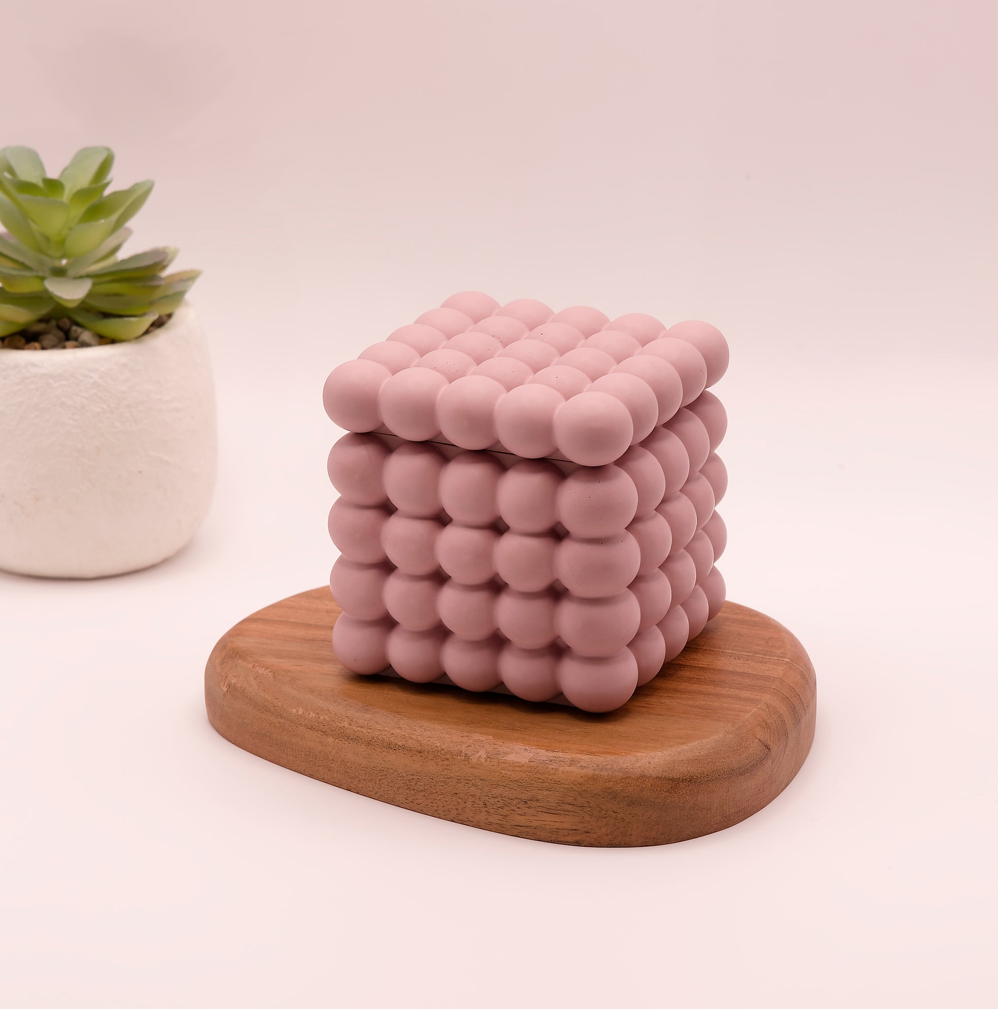 Bougie parfumée dans un pot en jesmonite parme