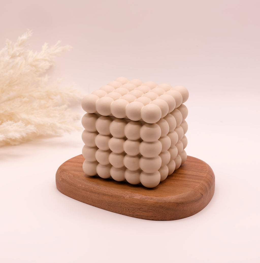 Bougie parfumée dans un pot en jesmonite beige