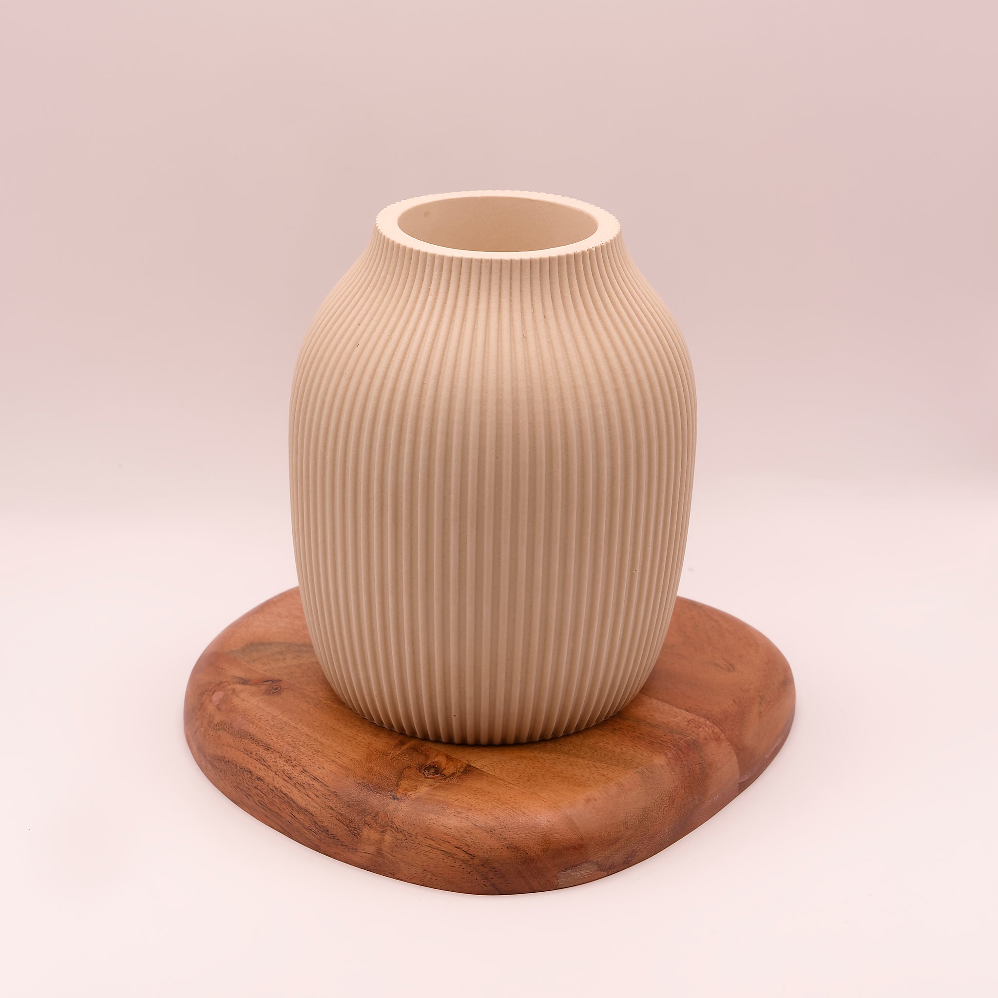 Vase en jesmonite beige