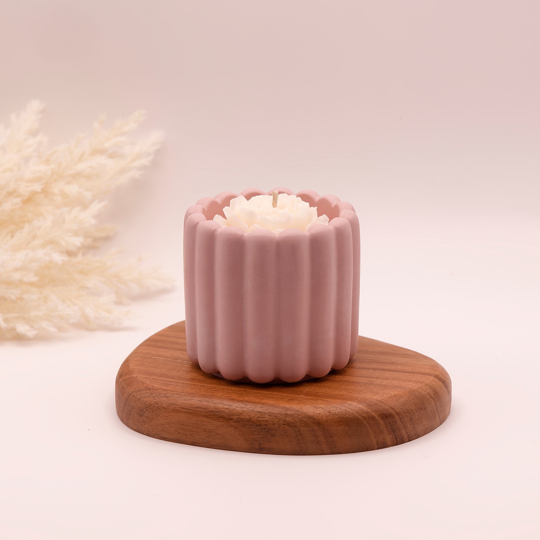 Bougie parfumée dans un pot en jesmonite parme