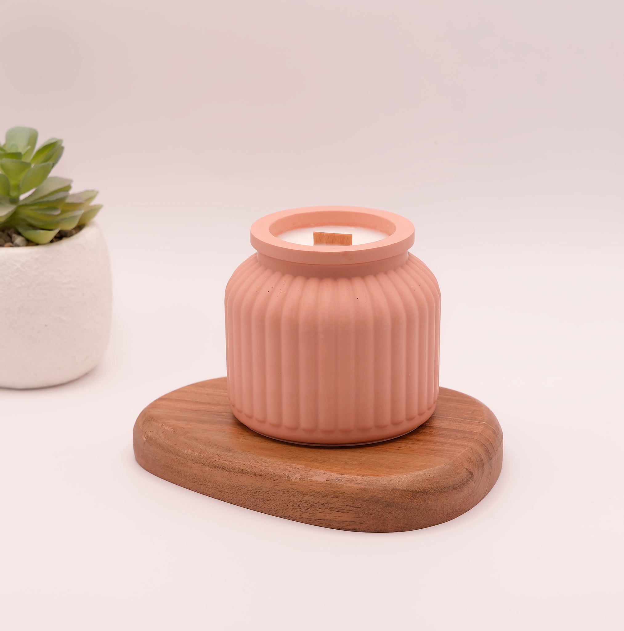 Bougie parfumée dans un pot en jesmonite terracotta