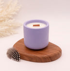 Bougie parfumée dans un pot en jesmonite mauve