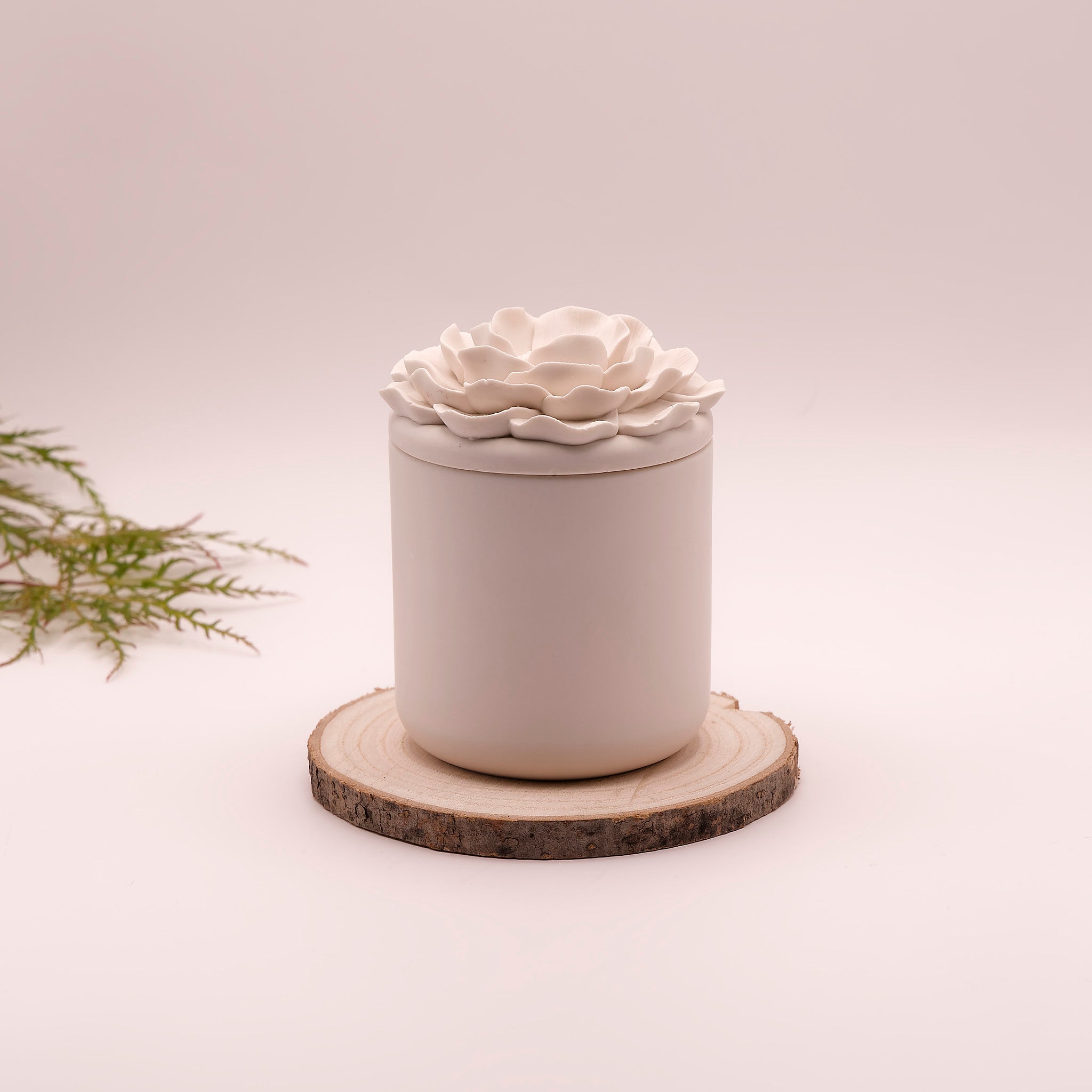 Bougie parfumée dans un pot en jesmonite écru