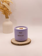Bougie parfumée dans un pot en jesmonite mauve