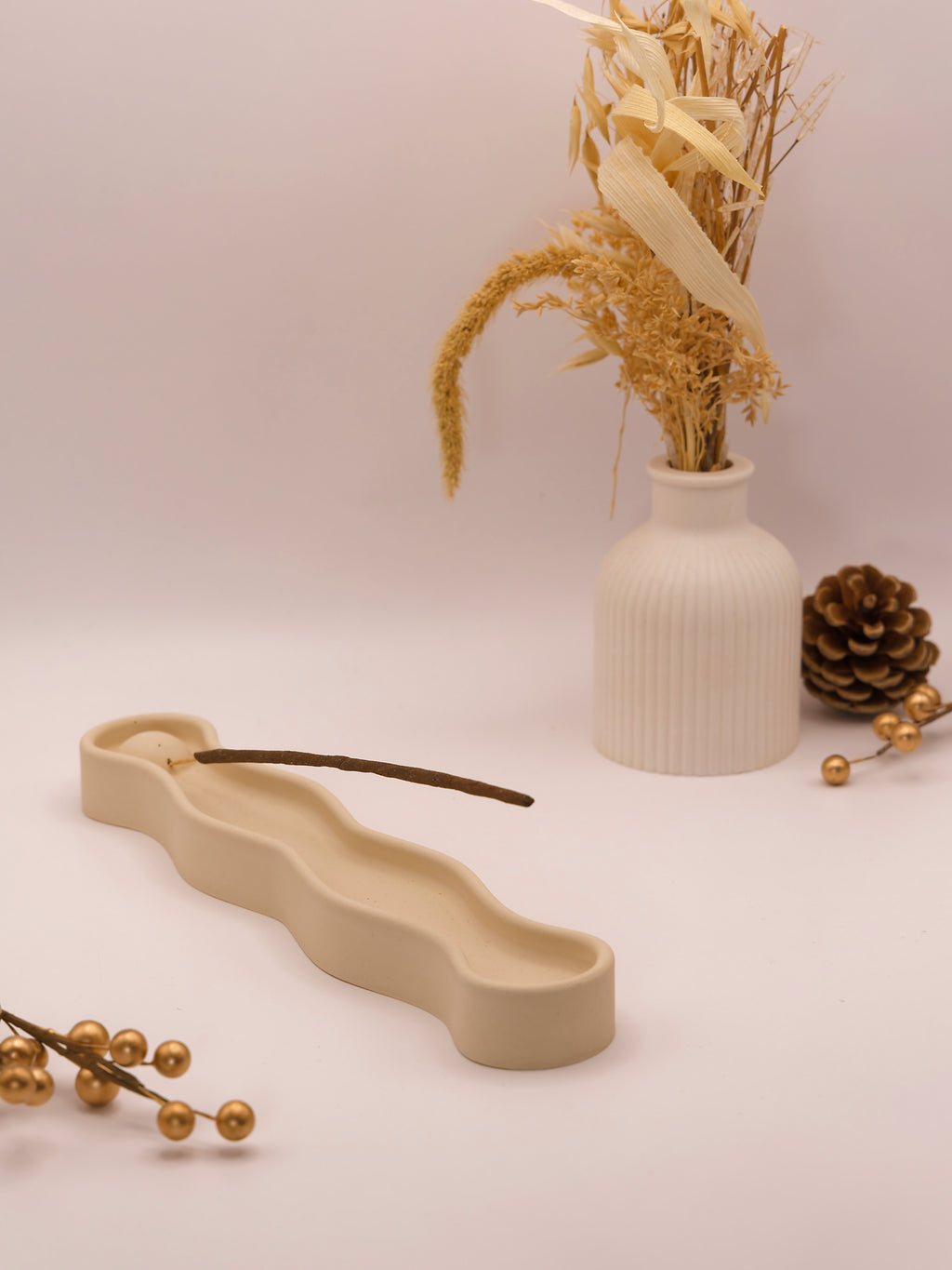 Porte-encens en jesmonite beige