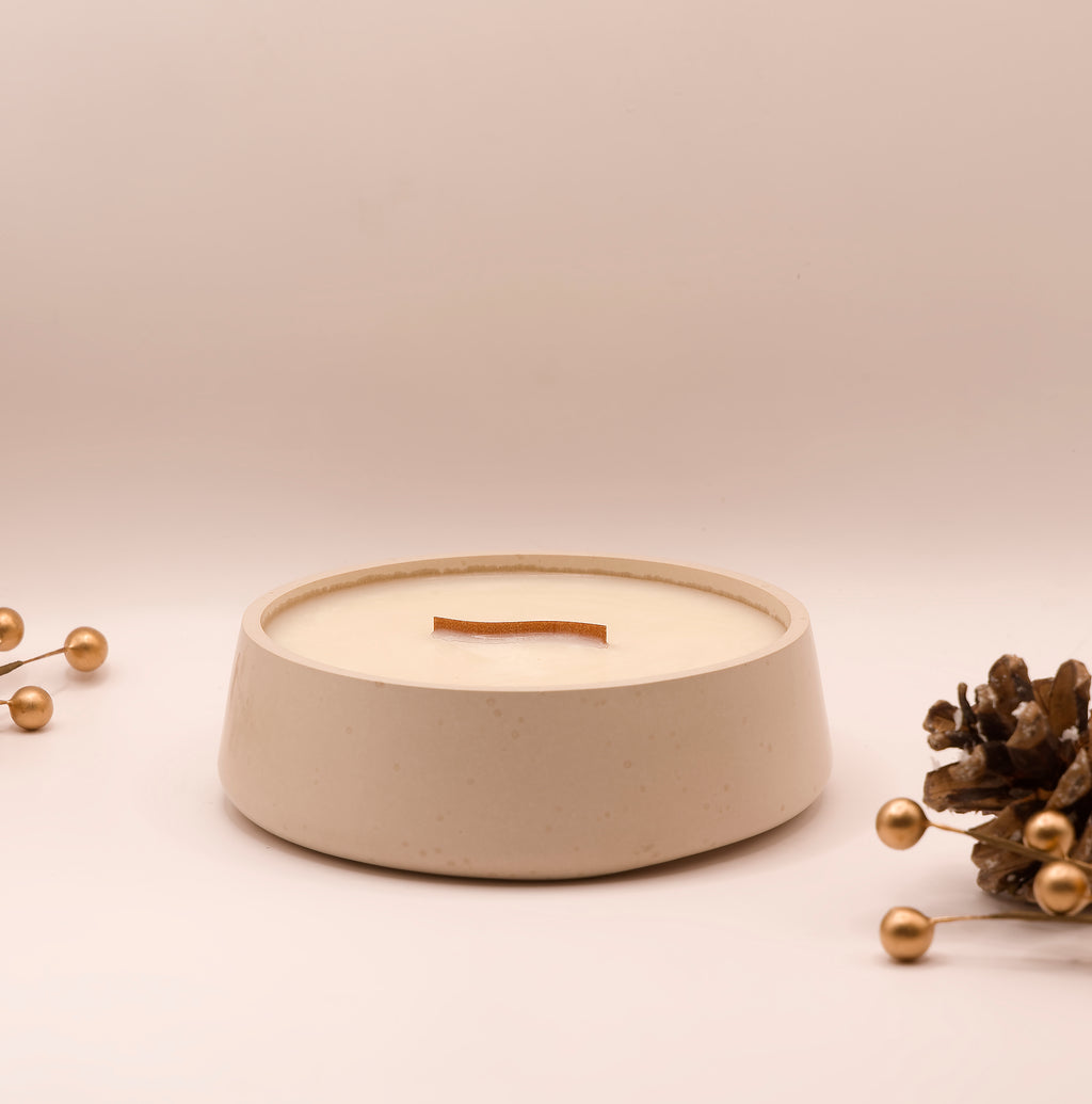 Bougie parfumée dans un pot en jesmonite beige