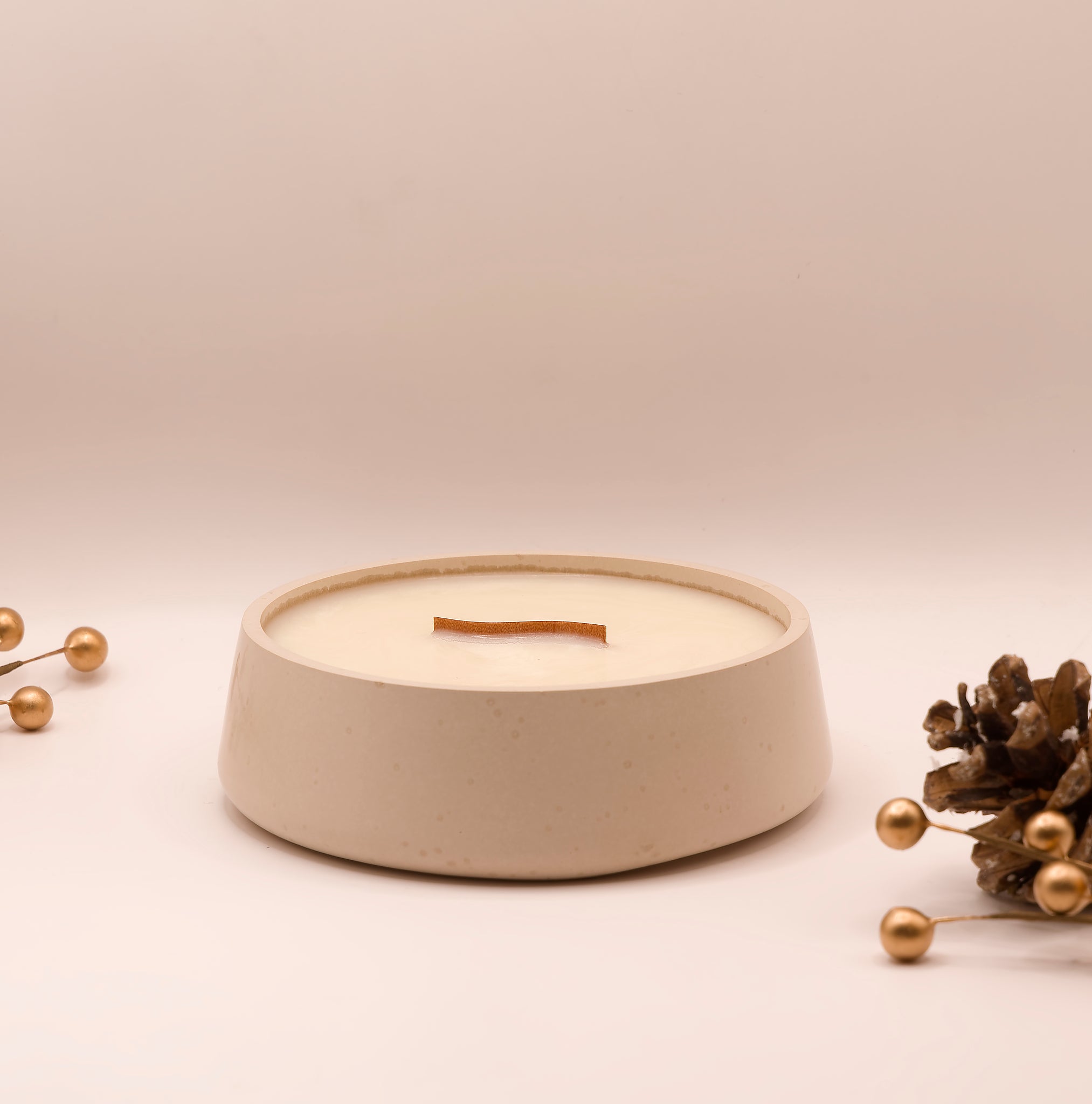 Bougie parfumée dans un pot en jesmonite beige