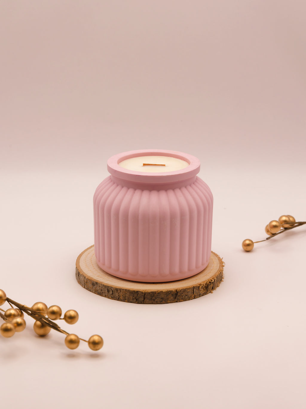 Bougie parfumée dans un pot en jesmonite rose