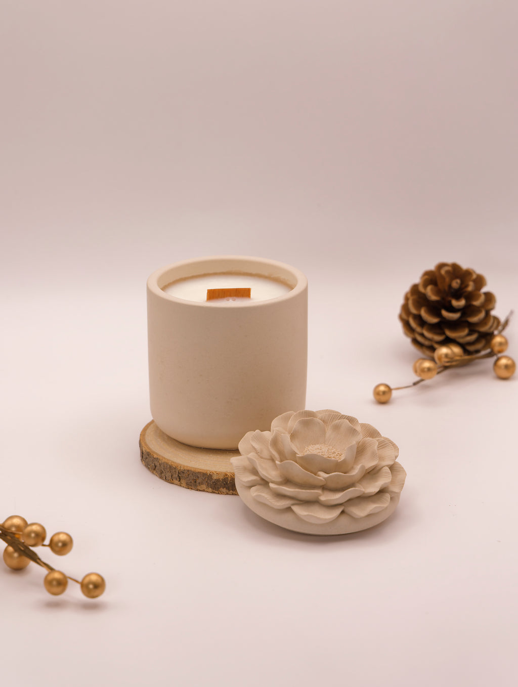 Bougie parfumée dans un pot en jesmonite beige