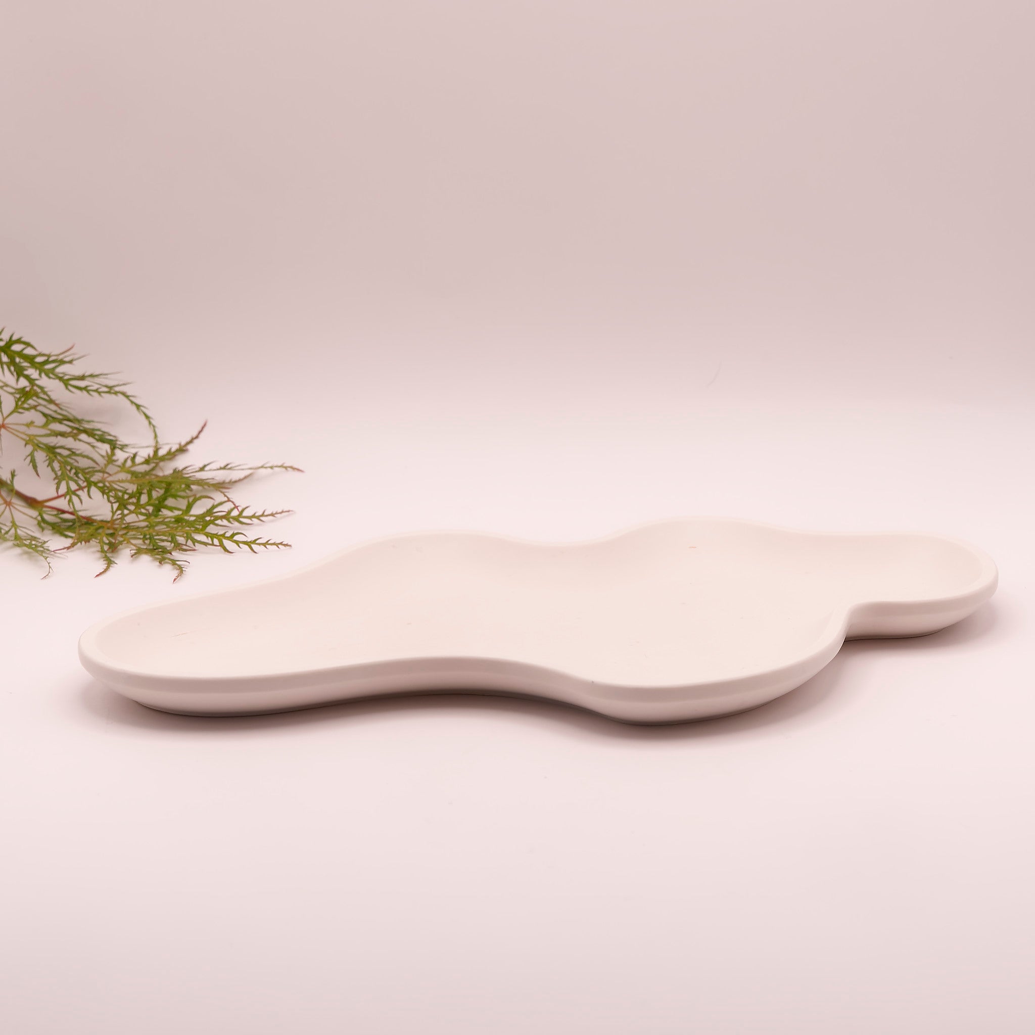 Plateau décoratif en jesmonite écru